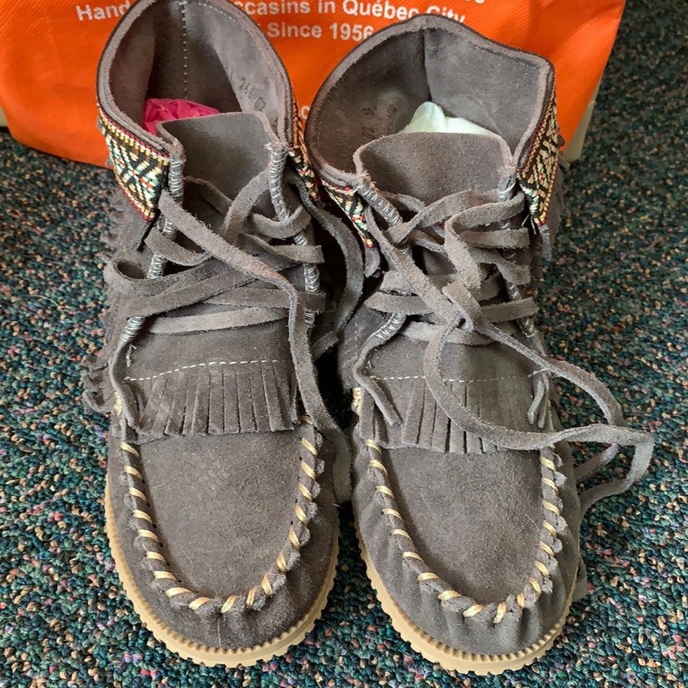 Brand new in Bag Canadian Amimoc brand kids moccasins. Size 5 big kids